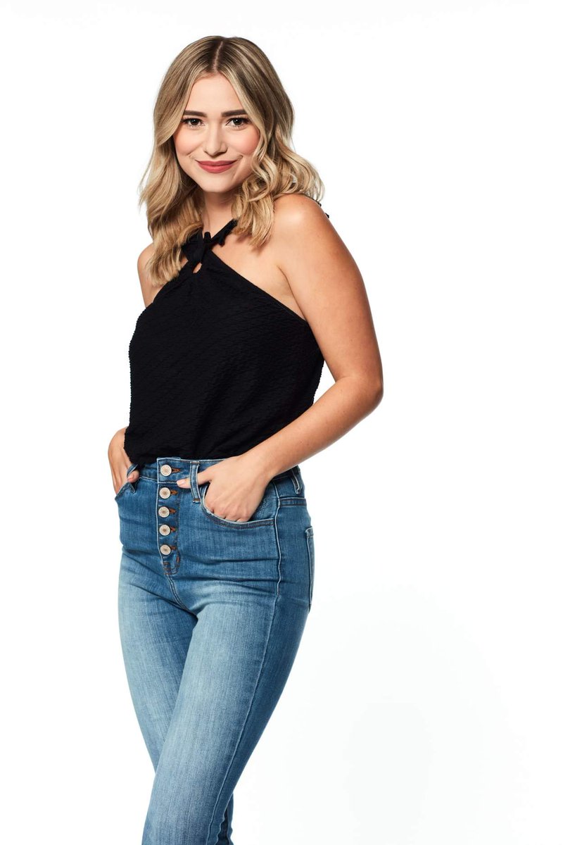 nicoleleigh92's tweet photo. MyKenna is the missing Olsen triplet. #Bachelor2020  #TheBachelor https://t.co/T82xbzg06g