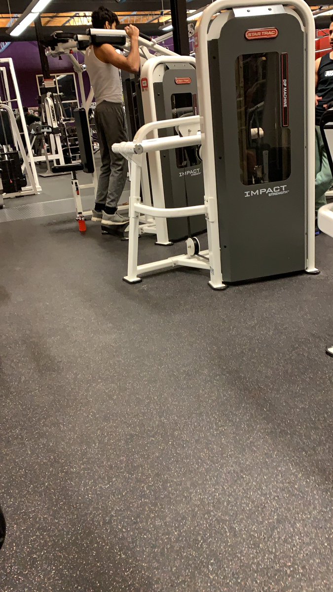 AndrewWMeyer24's tweet photo. Late night workout @CrunchHB then off to practice tomorrow night https://t.co/XR39GidoOW