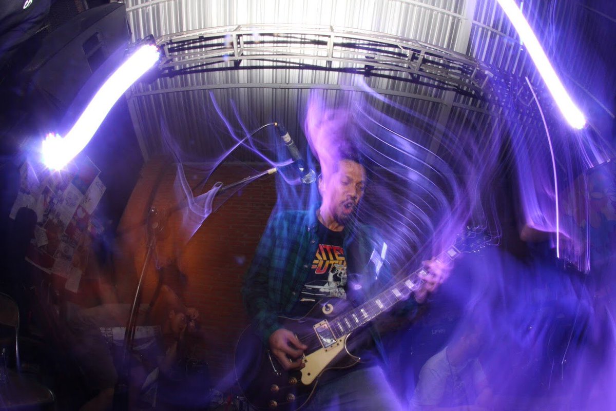 Next song lagu emo anthem dari The Used, A Box Full of Sharp Objects. Capeknya auto recharged waktu crowd sing along. Mic uda ga tau dimana, Boni diangkat-angkat. Boom!

📷: <a href="/rewardyfahmi/">Rewardy Fahmi Utama</a>