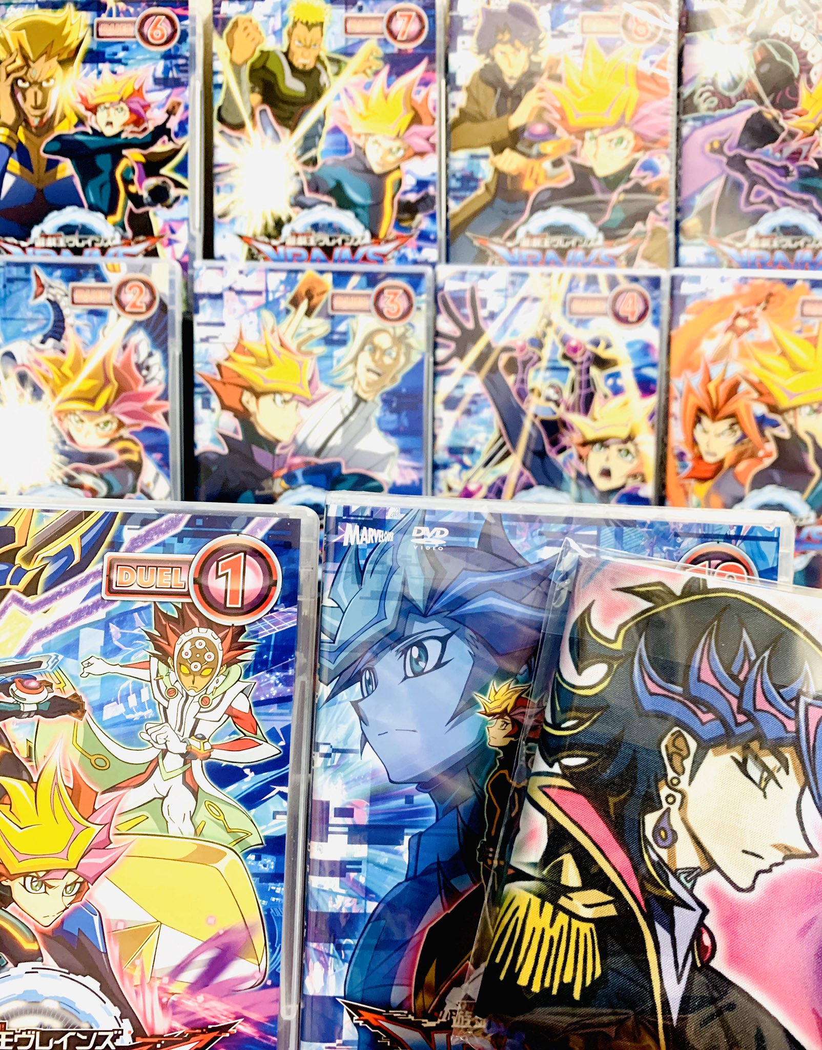 蓮 祝8 27ヴ五周年展 さにわデュエリスト 遊戯王vrains10巻 特典布ポスター付 届きました これで 遊戯王vrains全巻コンプリート 付録が1話の 愛 の話をする二人と 抱きしめる遊作の原画集だった 更にオーディオコメンタリーは1話を遊作 草薙