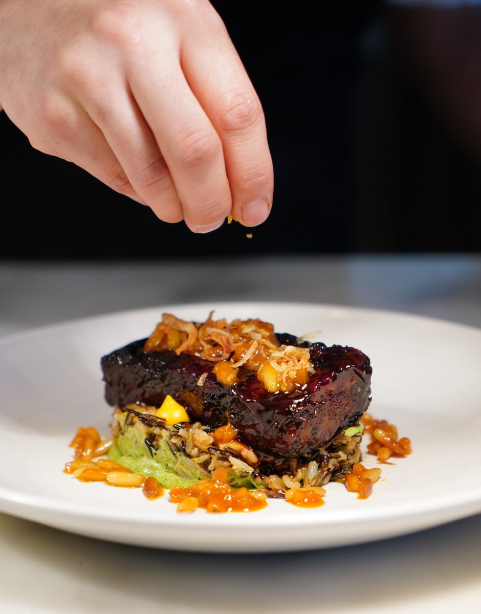 MarketatEDITION's tweet photo. Final touches to our Miso Beef.
اللمسات الأخيرة على ميسو بيف.
#AbuDhabiEDITION #EDITIONhotels https://t.co/iieihQl4Ba