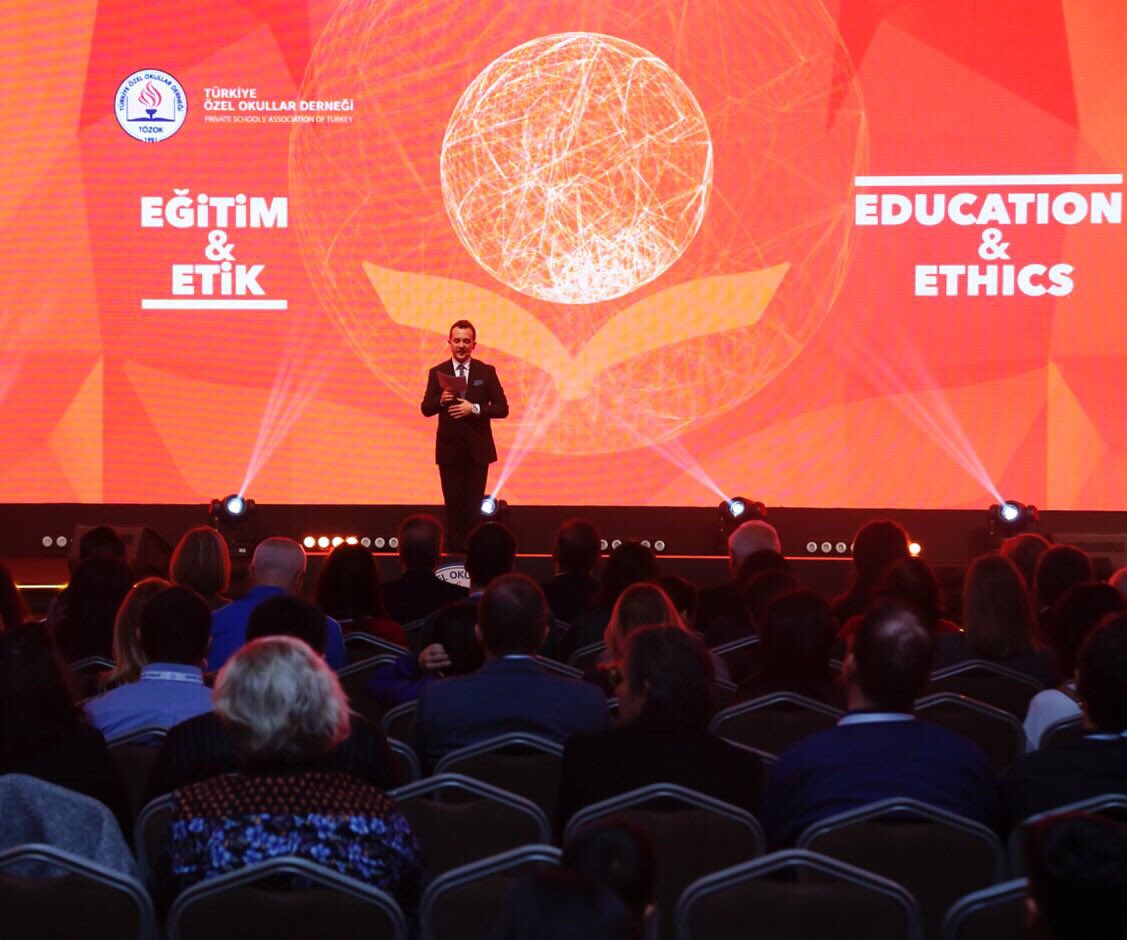 ugurersozlu's tweet photo. Türkiye Özel Okullar Derneği tarafından organize edilen Geleneksel Eğitim Sempozyumu’nda geçtiğimiz yıl #egitimveetik konusunda çok değerli paylaşımları dinlemiştik ve bu önemli organizasyonun ana sahne sunumlarını gerçekleştirmiştim. https://t.co/VMMaFquzr9