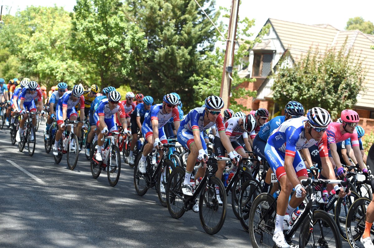"Ce groupe n'a que peu couru ensemble. Il y a eu du bon travail de chacun aujourd’hui mais il faut créer des automatismes qui ne viennent qu’en course."

👉 bit.ly/TDU-01
📸 Sirotti
🇦🇺 #TourDownUnder