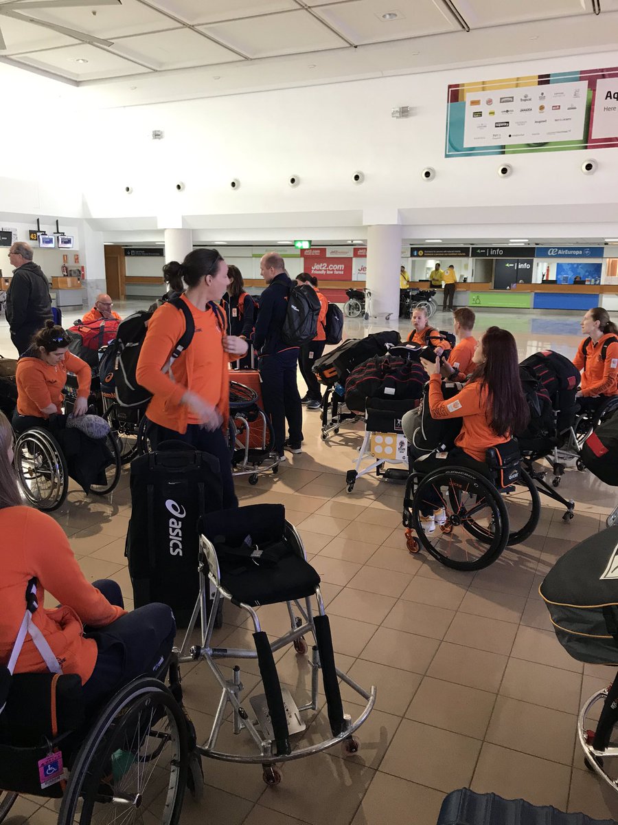 IreneSloof's tweet photo. Op weg naar Nederland. Wachten is dan altijd onderdeel van de dag! #TeamNL #wachtenkunnenwijheelgoed #trainingsstage #RoadtoTokyo #OrangeLions https://t.co/Ine2zLFN3q
