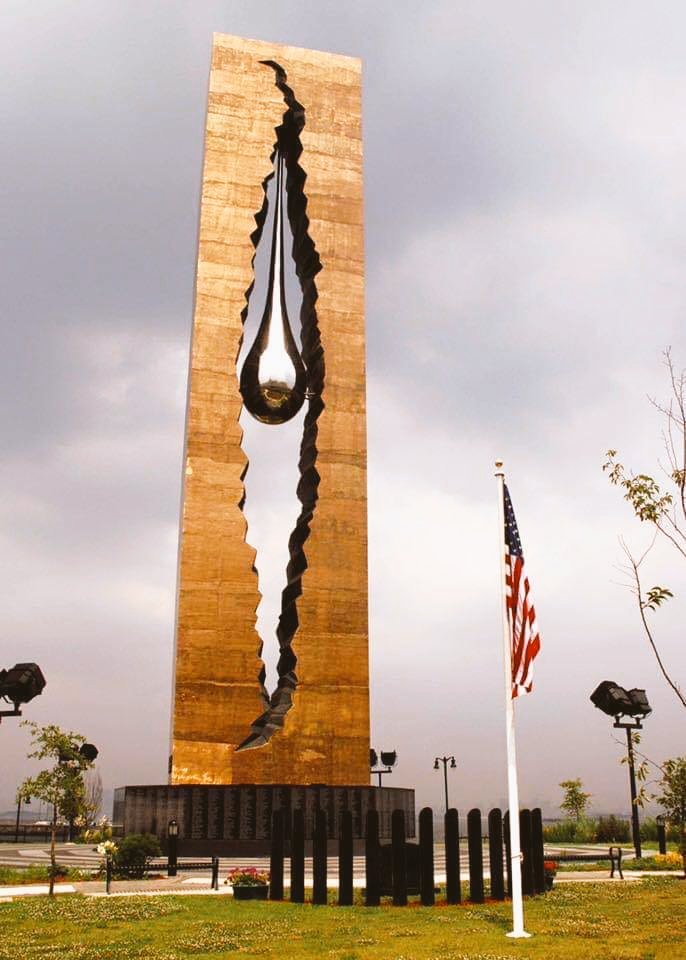 MinkiShayna's tweet photo. The giant suspended tear drop signifies the tears of the entire world that day.
Maybe it's something that needs to be known, starting today.Russians gave to us in 2001 for all the tears shed that day. https://t.co/lVO8LMFzSI