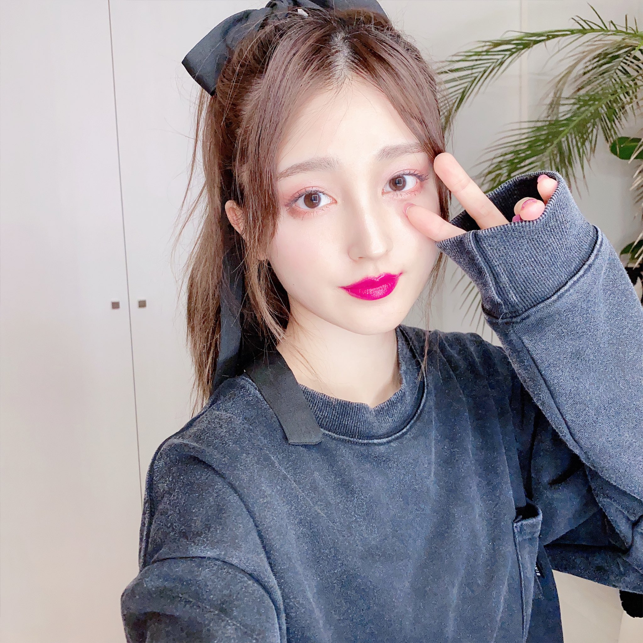Twitter 上的 新希咲乃 にきさきの カジュアルな格好に青みピンクリップでセンター分けポニーテールしました 青みピンクって一気に女の子っぽくなるからこういう格好の時によく使います 髪の毛のカラー落ちて来たな T Co Cjtkrudolc Twitter