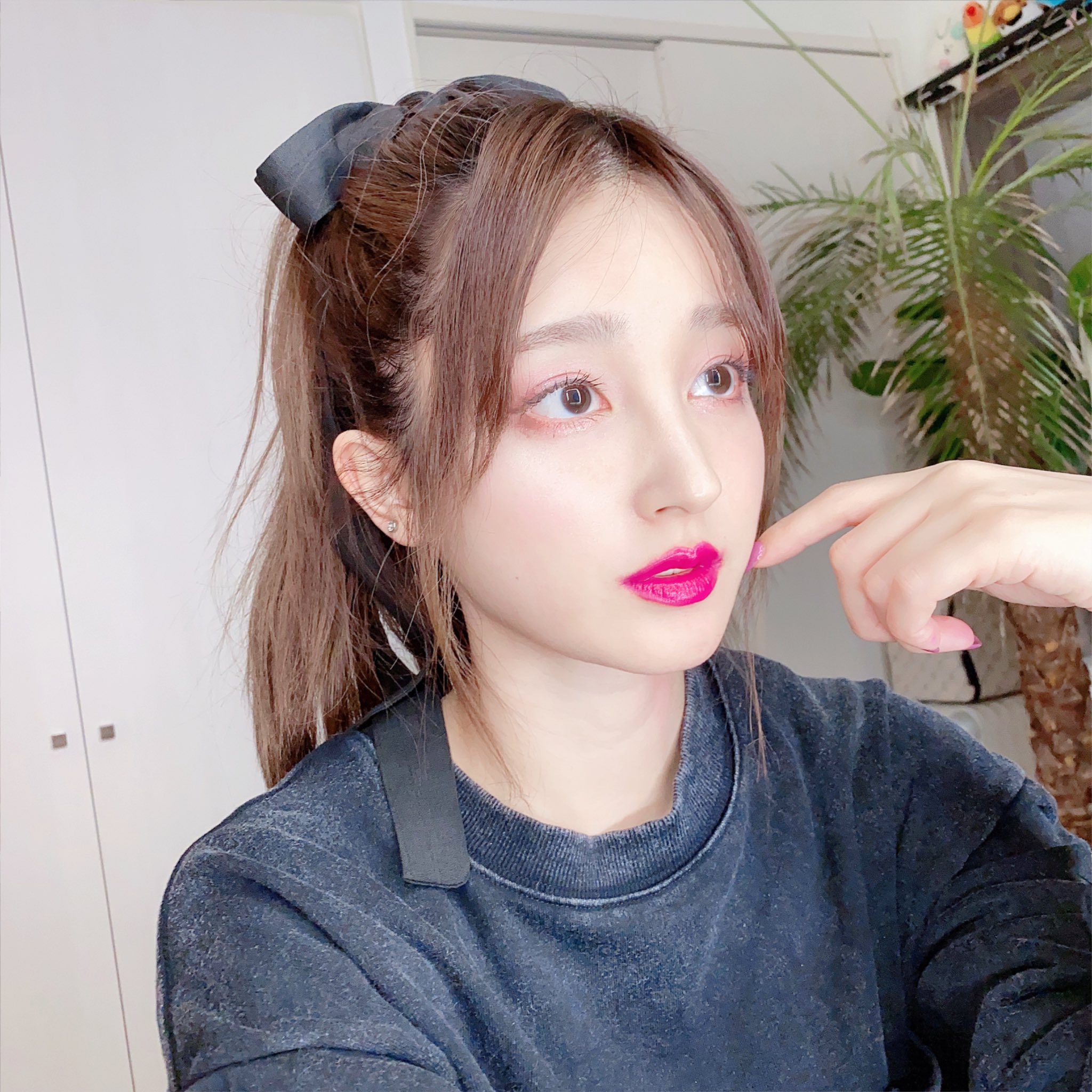 Twitter 上的 新希咲乃 にきさきの カジュアルな格好に青みピンクリップでセンター分けポニーテールしました 青みピンクって一気に女の子っぽくなるからこういう格好の時によく使います 髪の毛のカラー落ちて来たな T Co Cjtkrudolc Twitter