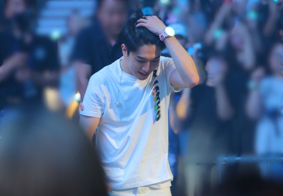 park sungjin menyisir rambut menggunakan tangan