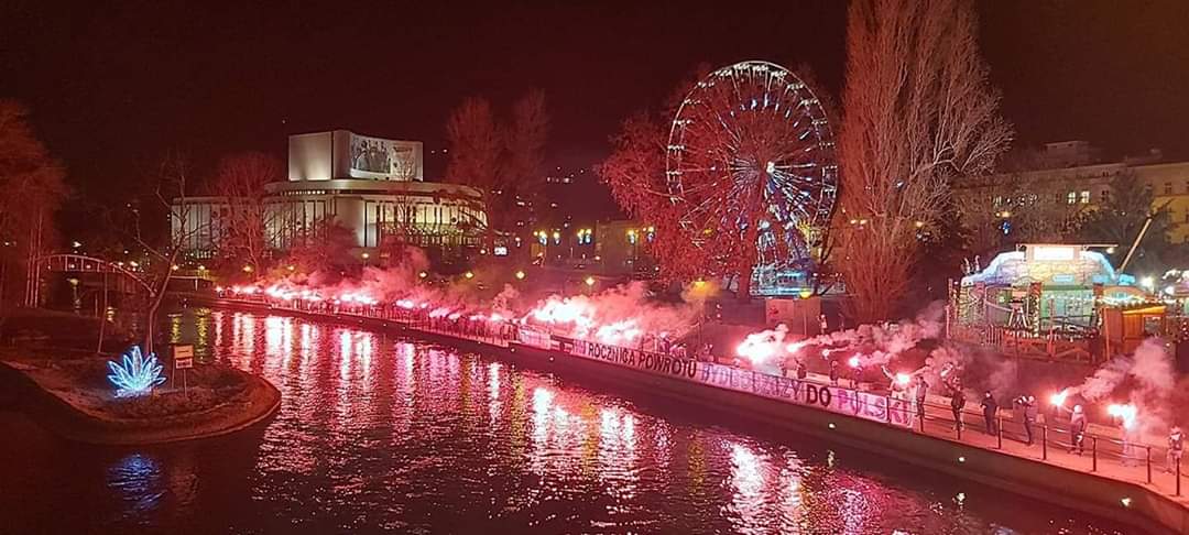 Kilka kolejnych zdjęć z wczorajszego wydarzenia.

Sto rac na stulecie powrotu Bydgoszczy do Polski!