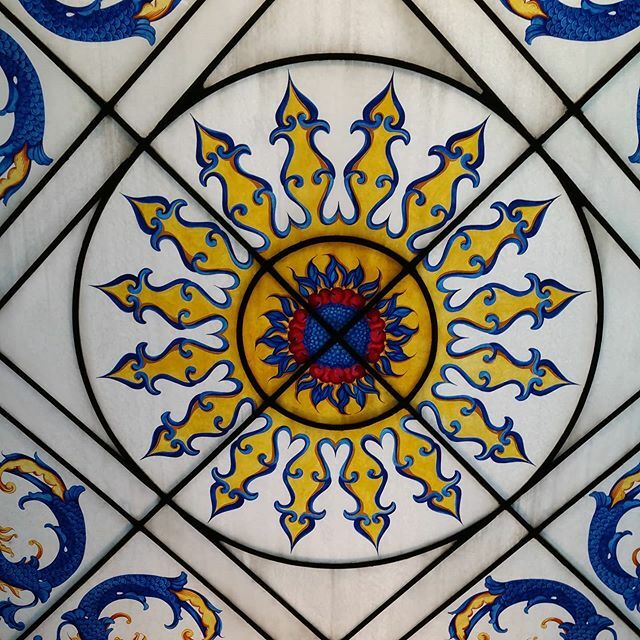 emele's tweet photo. Stained glass window ceiling at #brightonpavilion 
#stainedglass #stainedglassceiling #prettypattern https://t.co/OM0ZLc0wem https://t.co/TgKMS3Qw36