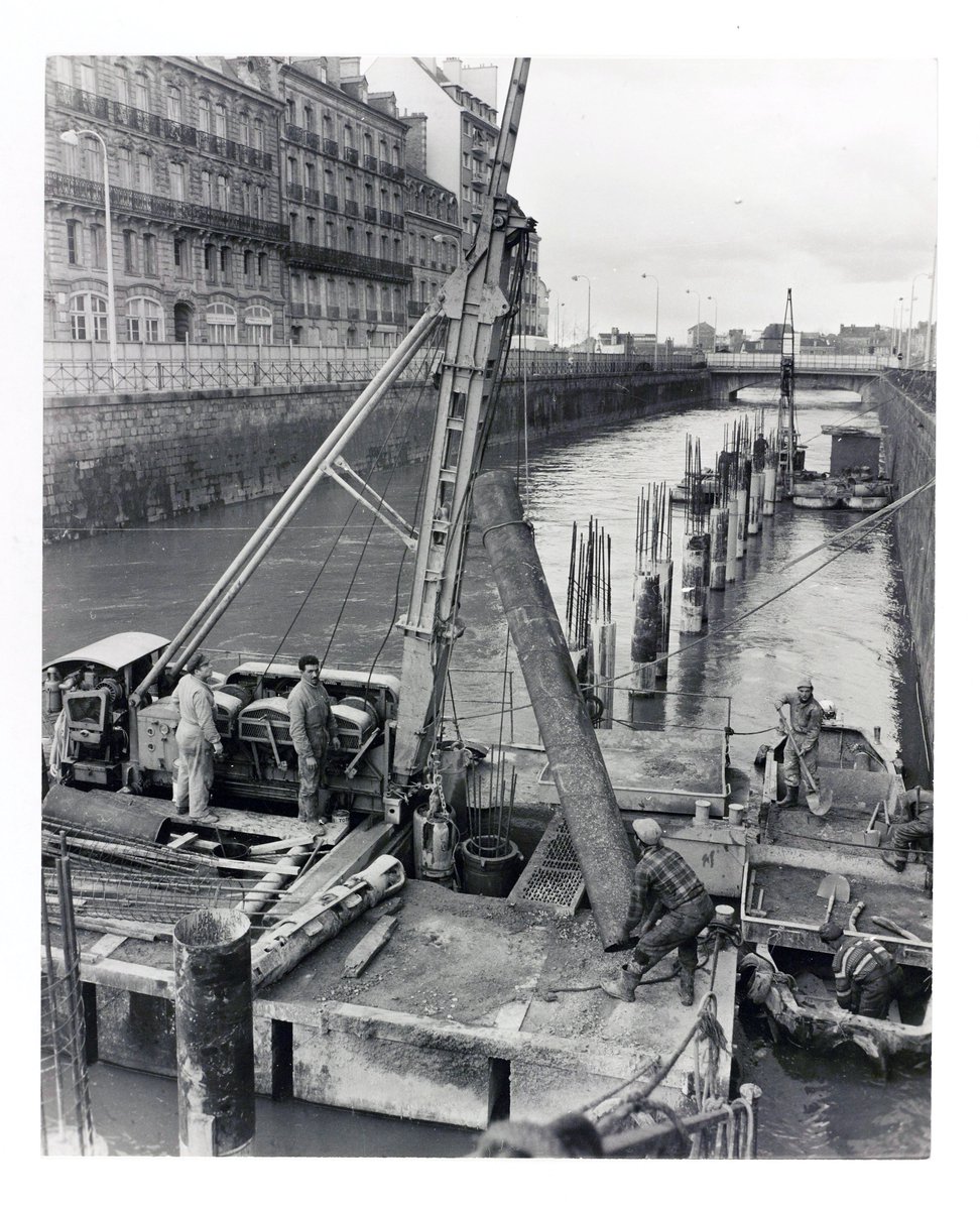 LaurentRiera's tweet photo. [oldies] A la fin du 19e, l’arrivée du train à Rennes marque le déclin du transport fluvial de marchandises. La révolution du béton armé permet d’envisager la couverture de la Vilaine. A la veille de la Grande Guerre, une dalle est posée entre les ponts de Berlin et de Nemours 👇 https://t.co/ePlXn593Gk
