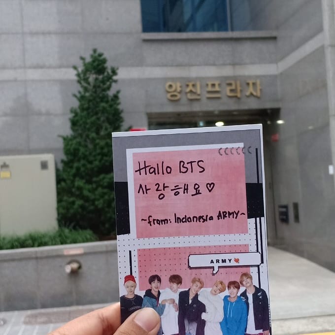 soobin_adorable's tweet photo. [ Open Greeting Paper ]
➖
Harga : Rp. 20.000
promo dpt 2 tempat
- Vanue Konser Ateez
- Dpn KQ Entertainment
pemesanan via line / wa
( slide 3 dst hanya contoh greeting)
#ateez
#ATEEZistheANSWER #ATEEZ_Lightstick #ATEEZ_Official_Fanlight #AtinySelcaDay #ATINY #atinyindo https://t.co/L4yGVBnbF3