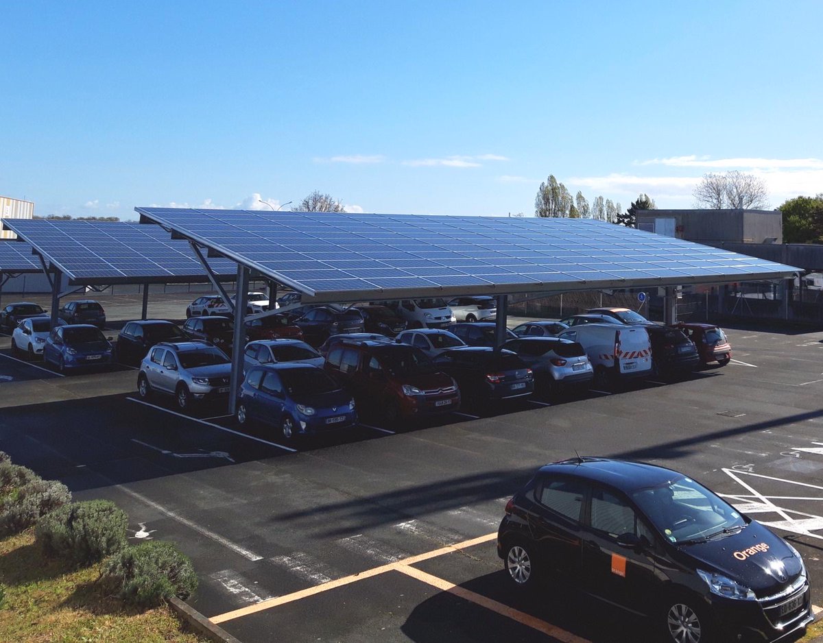 SeeYouSun_'s tweet photo. Présentation de nos trois ombrières, installées sur le site d’Orange (Perigny | Charente-Maritime)📍
A noter que ces ombrières sont nommées «ombrières doubles», étant donné qu’elles couvrent chacune deux rangées de places✌🏼

#ombrière #parking #solairedeproximité #seeyousun #sys https://t.co/diJWfIjenY