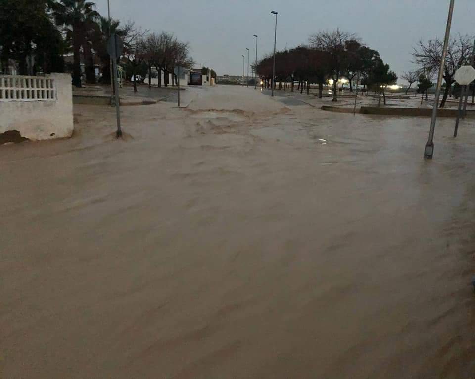 diegoconesa's tweet photo. De nuevo, preocupado por los municipios del #MarMenor. Otra vez, angustia. Por unas lluvias que, hace unos años, no causaban desastre. Estamos sufriendo una nefasta ordenación de cultivos y urbana. El suelo ha perdido su capacidad de retener el agua. ¿Todavía hay quien no lo ve?. https://t.co/1N9bLsMvAE