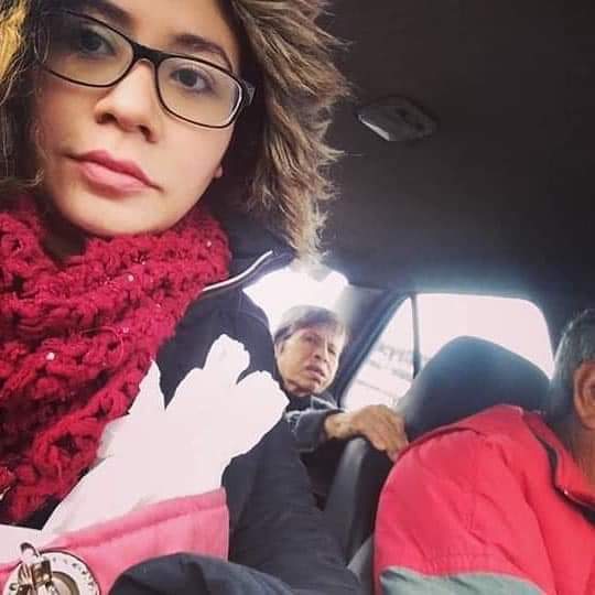 TapiaFernanda's tweet photo. #VIRAL | TAXISTA TRAE ABORDO A SU ESPOSA QUIEN PADECE ALZHEIMER. "En la mañana estaba en la parada de pabellón esperando un taxi y este señor me pito y me preguntó que si quería taxi, le dije que si pero no me acerque porque vi que… https://t.co/v8RWQqDE8v https://t.co/dCjCm3WhIq