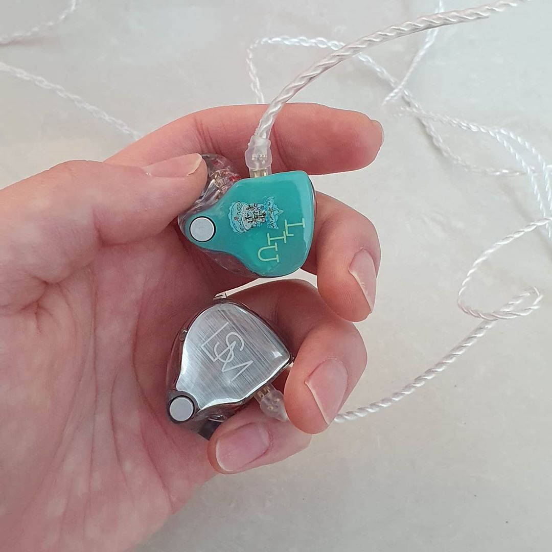 TheTokkiStudio's tweet photo. 200121 @LIU_Sungmin Instagram

My earphones I've been waiting for!!!!😍
Finally~~!!!😃
It's so pretty❣
Exciting~~~🤪🤪🤪🤪

#AllDayLong #PraticeSinging #CustomEarphone
#LIU #Sungmin

🔗 https://t.co/mRWg5TkkX3 https://t.co/xn1WNQSbjy