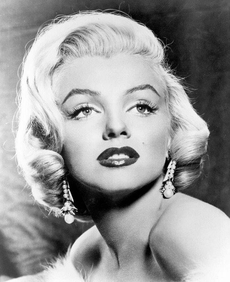 The #Ghost of Marilyn 🇺🇸 

#MarilynMonroe was found dead, 1962, at her L.A home. Rumor has it that she still haunts the home where she died. She also makes a ghostly appearance at the Hollywood Roosevelt- seen in the full-length mirror in the lobby +seen dancing in the ballroom.