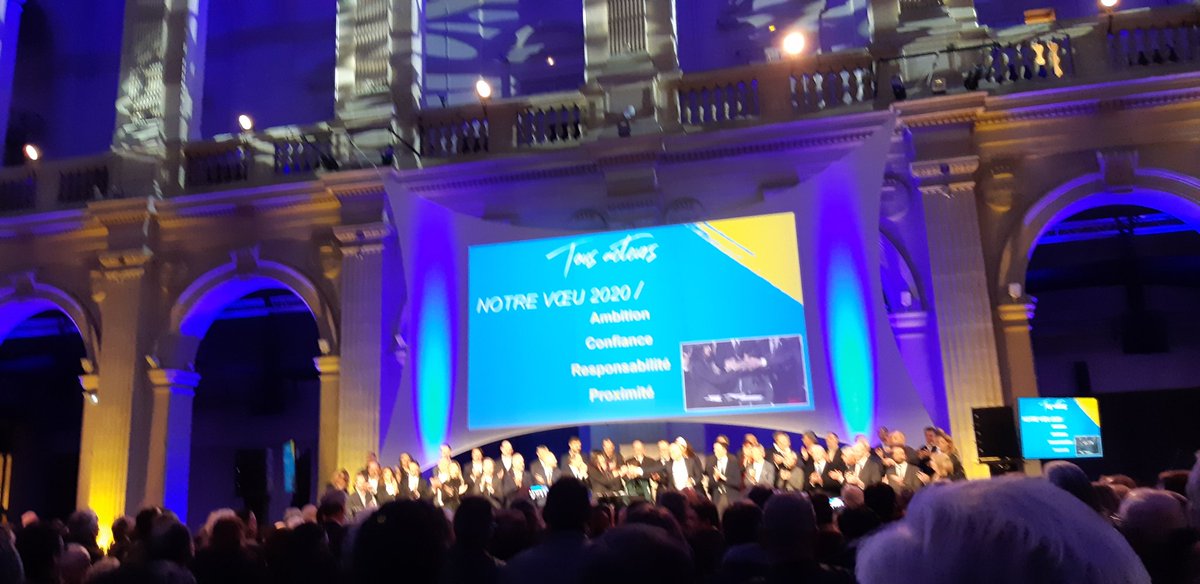 AnaissDeb's tweet photo. Plus de 1 200 personnes réunies au Palais de la Bourse @CCI_AMP si joliment éclairé pour les Voeux du Monde Economique #TeamCCIMP https://t.co/BuJZsZeRFx