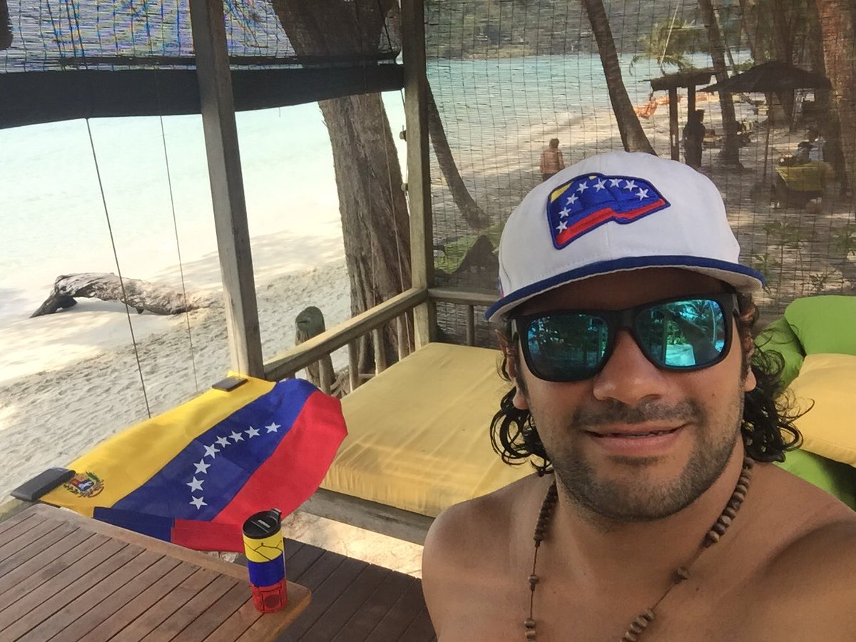 ped_gonzalez's tweet photo. Conquistando paraísos tropicales de Tailandia 🇹🇭 #kokut #trat #thai #klongchaobeach 
#venezuela 🇻🇪 
El kit venezolano siempre conmigo! https://t.co/2EZtCQgG63