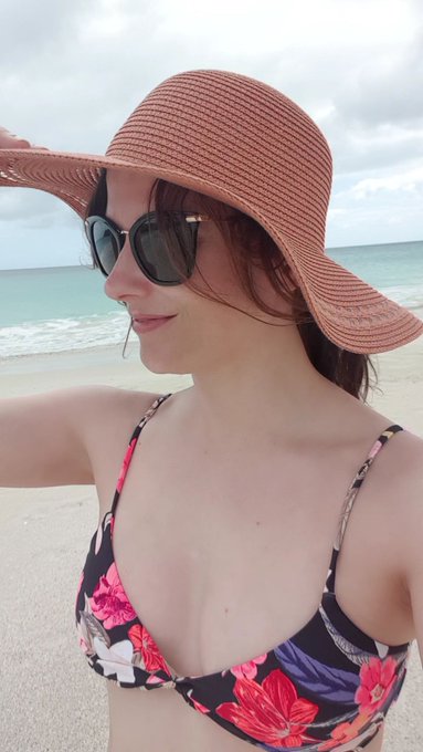 Enjoying the stunning beach on my holiday in southern Western Australia https://t.co/oow20IaBj9<a href="/tag/honeybirdette"class="tags"><span>#honeybirdette</span></a>