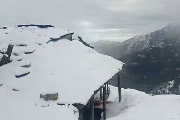 himachalkesari's tweet photo. सिरमौर के ऊपरी इलाकों में ताजा Snowfall, तापमान में आई भारी गिरावट, लोगों की बढ़ी मुश्किलें
https://t.co/ePnhXTwewN
#snowfall #Freshsnowfall #increasedproblems #weather https://t.co/yMGc00b2KH