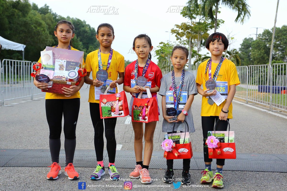 wanmahazir's tweet photo. Wan Zara #twincitymarathon2020 #kiddash #1km 

Tq 📸 actionpix malaysia https://t.co/TieKtOfKTk