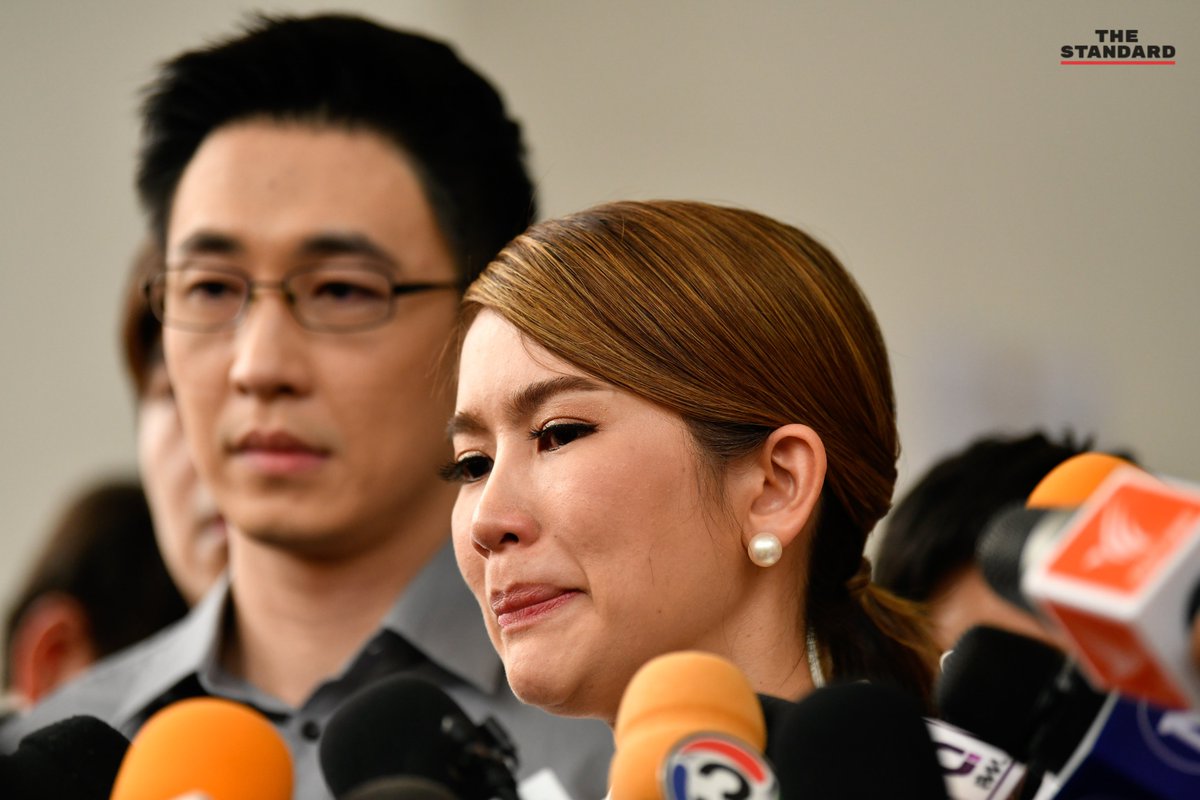 คนใกล้ชิดสวมกอด เสียน้ำตา หลังศาลฎีกาสั่งจำคุกสรยุทธ 6 ปี 24 เดือน ไม่รอลงอาญาคดีไร่ส้ม 

ภาพ: ชาติกล้า สำเนียงแจ่ม

#สรยุทธ
#TheStandardPhoto 
#TheStandardCo