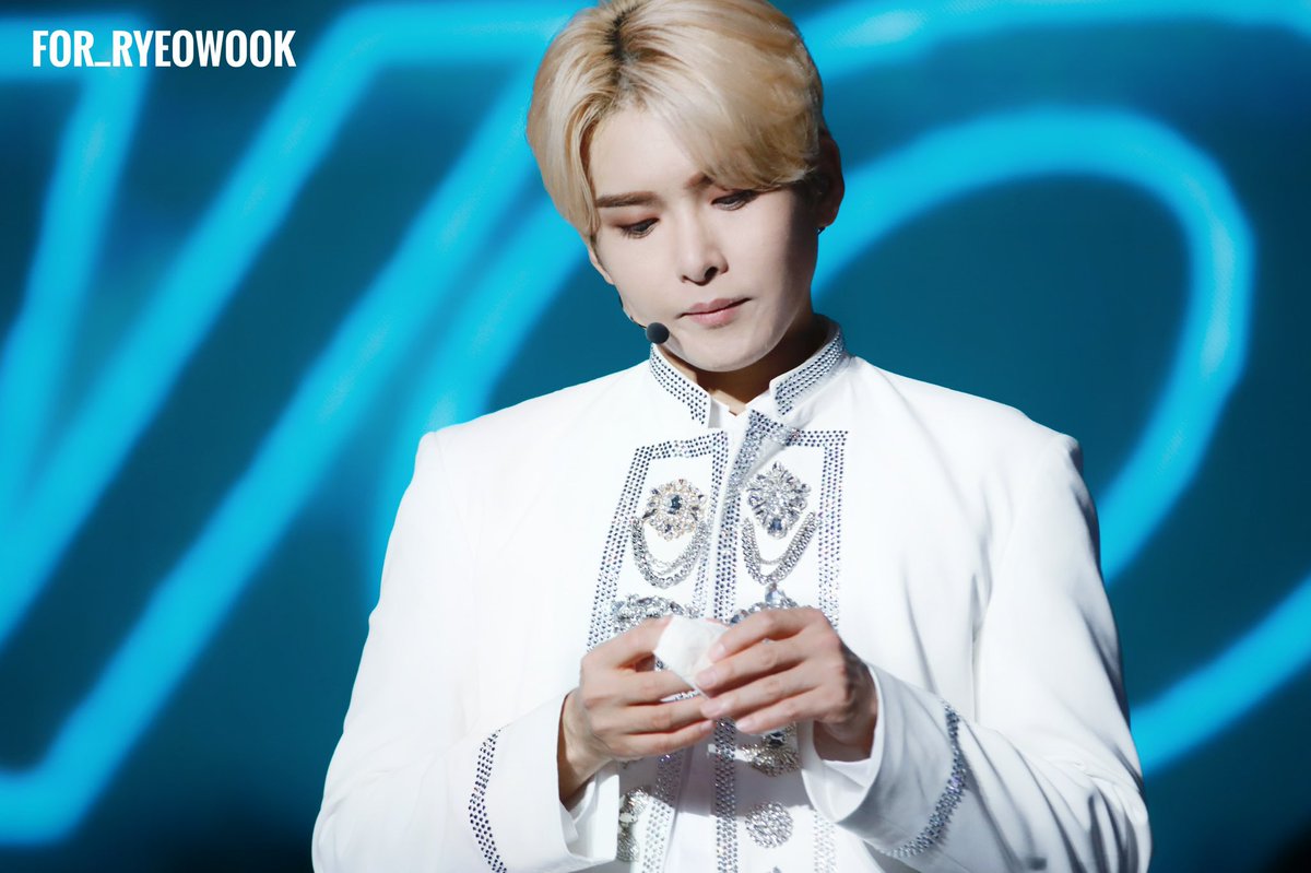 forryeong9's tweet photo. 200119 SS8 in Macau #려욱 #Ryeowook 우리 멈춰진 시간속에 https://t.co/IzIV02WTvg
