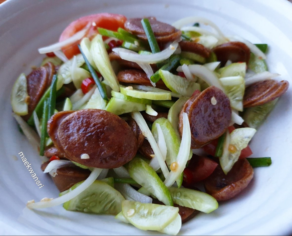 ทอดกุนเชียงด้วยน้ำ จะมีความนุ่มกว่าทอดน้ำมันจ๊ะ เอามายำใส่ แตงกวา พริก หอมใหญ่ ต้นหอม ปรุงรสด้วยน้ำปลา น้ำตาล น้ำมะนาว แค่นี้ก็อร่อยแล้วจ้า #maekwansri