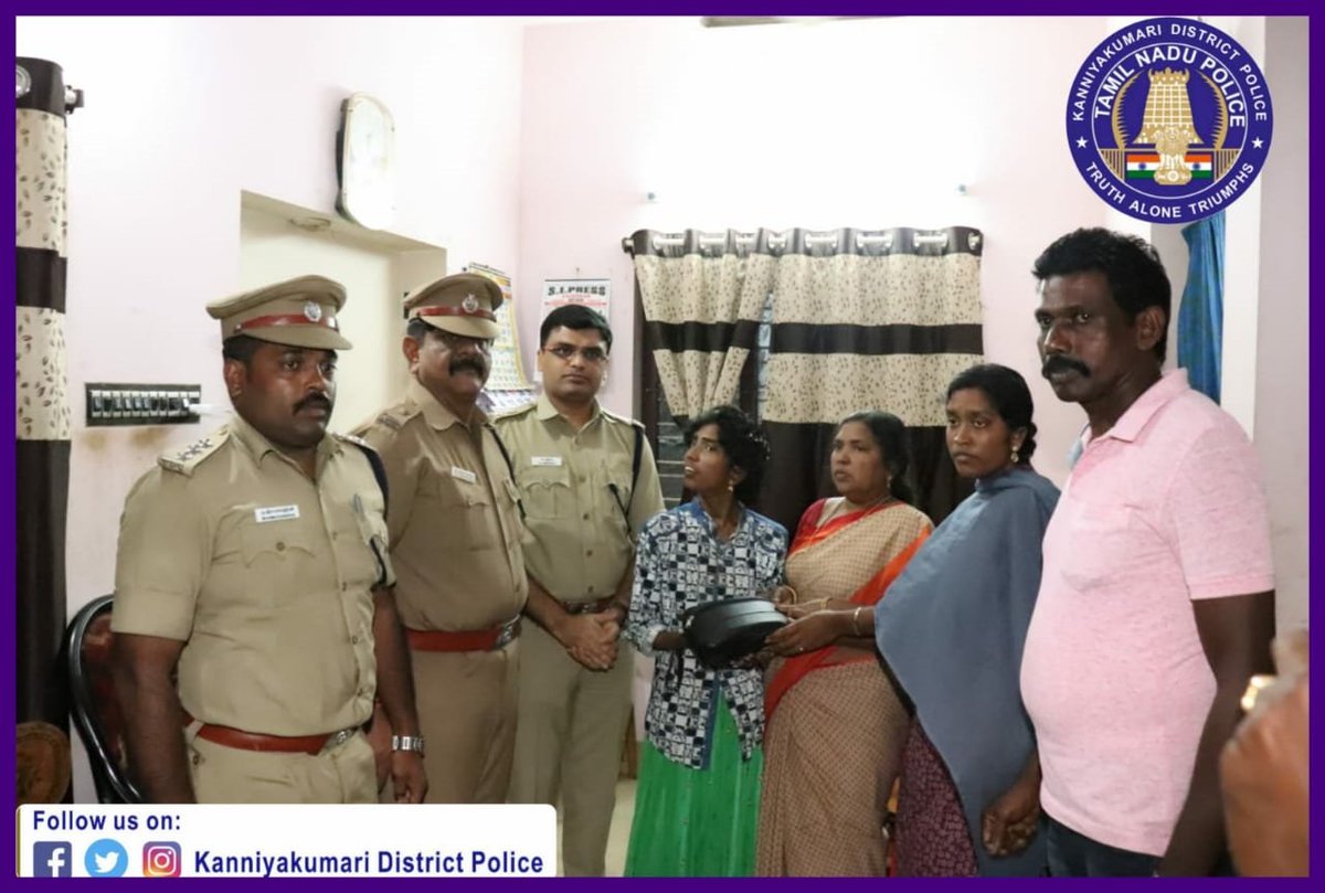 SouthZoneTNpol's tweet photo. #tnpoliceforu
#szsocialmedia1
#kanniyakumari

தீவிரவாதிகள் சுட்டதில் உயிரிழந்த SSI வில்சன் அவர்களின் குடும்பத்திற்கு நிதி உதவி அளித்து உதவிய மாவட்ட காவல்துறையினர்
.https://t.co/9B3XoE0SrX https://t.co/luoO2ILLmx