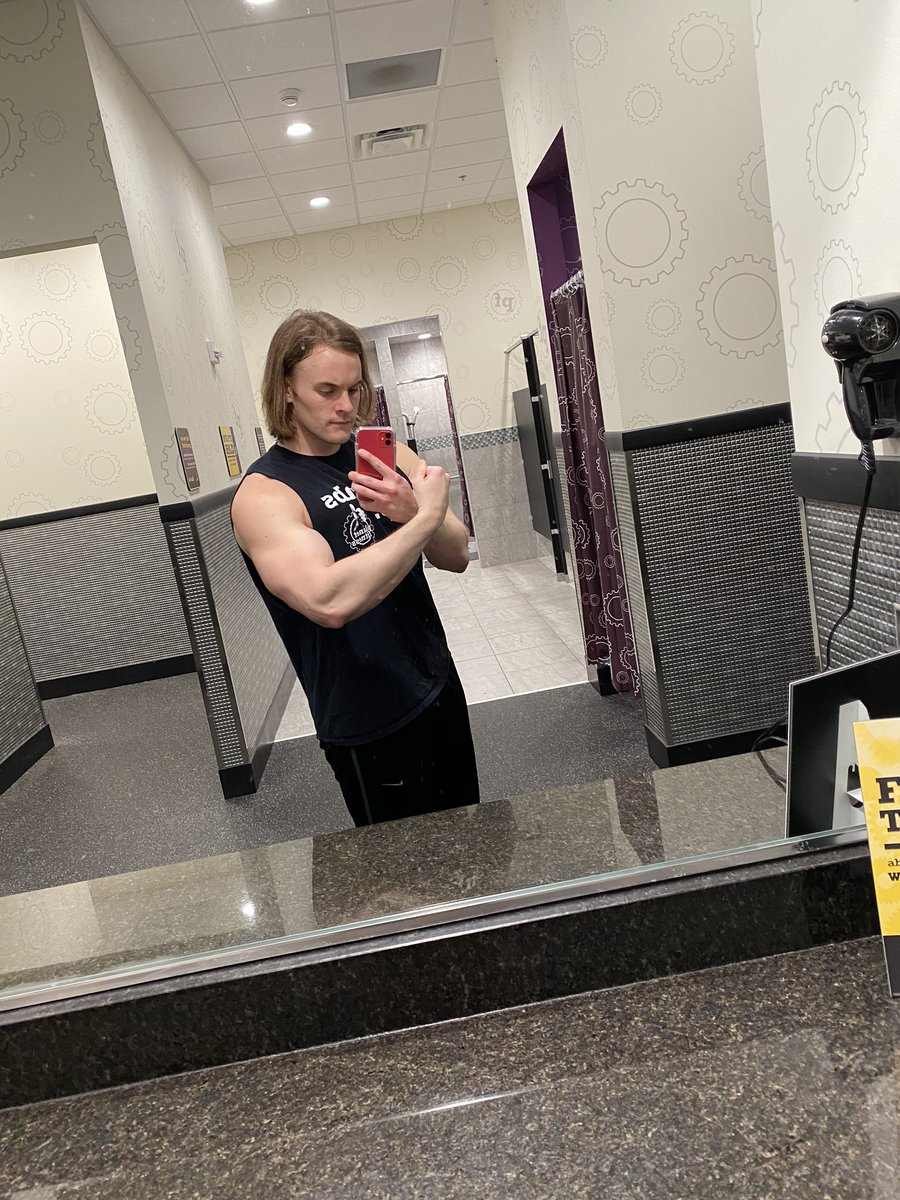 “You can’t build muscle if you’re plant based. Not enough protein!”
🙄🙄🙄 
#vegan #bodybuilding
