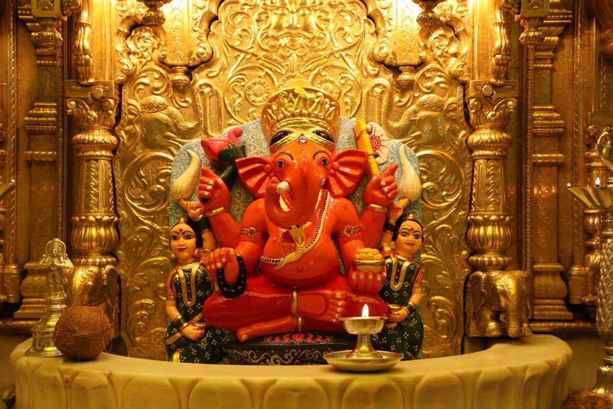 nauzerbTOI's tweet photo. A bullion trader from Delhi, who wishes to remain anonymous, has donated 35 kgs gold worth Rs 14 crore ($2 million) to Mumbai’s famous Siddhivinayak temple at Prabhadevi. These include a newly-gilded inner dome and six doors. https://t.co/kKCZl46etP
