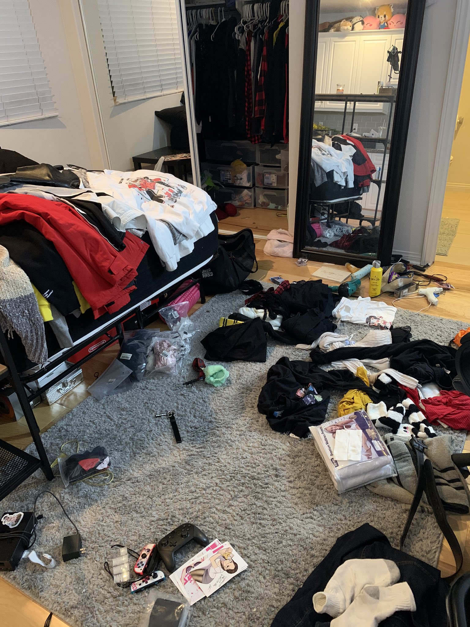 Harriet Sugarcookie 🌟 on Twitter chaos. We’re going through