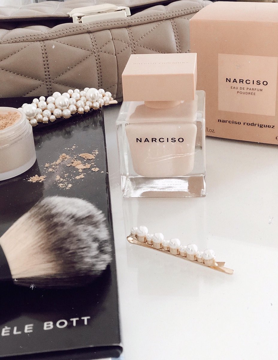 لمحبي العطور #البودرية 💮🌸
تجدون تحت هذه التغريدة ٥٠ عطر من أجمل العطور البودرية🥰
والعطور البودرية لا...