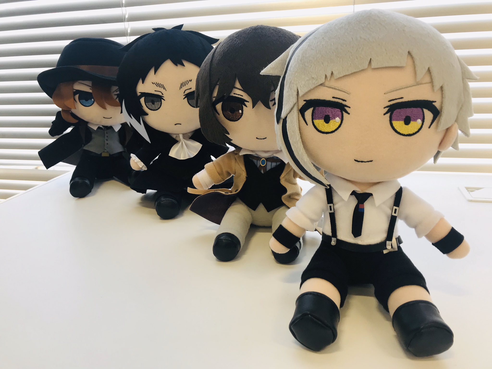 アニメ 文豪ストレイドッグス 公式 雑文 Giftさんのぬいぐるみ サンプルをいただきました ちょこんと座るのがかわいいです 綺麗に整列してる写真と バランスを崩して将棋倒しになったけど 中原幹部が持ち堪えてくれた写真と足が可愛かったので足
