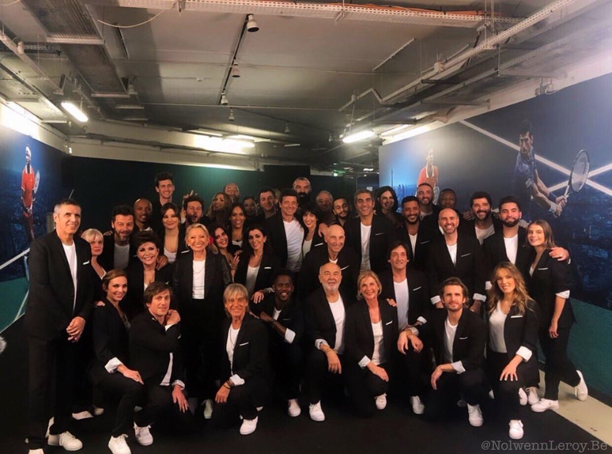 Voilà une belle photo de cette famille !🍽
Hâte de retrouver ce spectacle α la télévision courant mars 🥰❤️ #enfoires2020 #slimane #vitaa #nolwennleroy #veroniquesanson #jenifer #amelbent #philippelacheau #elodiefontan #leparisdesenfoirés