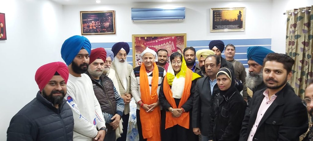 msisodia's tweet photo. कालकाजी विधानसभा में साथी अवतार सिंह कालका जी @avtarsinghkalka से मिला, उनके मन में जो भी गिले शिकवे थे अब दूर हो गए हैं. अब सभी लोग मिलकर कालकाजी सीट को जीतेंगे और @ArvindKejriwal जी को तीसरी बार दिल्ली का मुख्यमंत्री बनाएँगे. https://t.co/9YgNgHYaAl