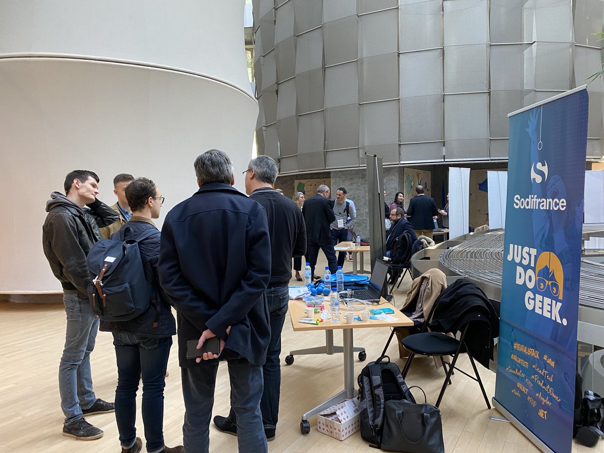 InformatiqueBP's tweet photo. #DataChallengeBP | Début du forum entreprise. Les étudiants vont à la rencontre d’entreprises #data. Ils ont aussi la possibilité d’écouter en exclusivité le dernier épisode de notre podcast by @Alveole_Media « On peut se tutoyer ». https://t.co/f27UOiANzf