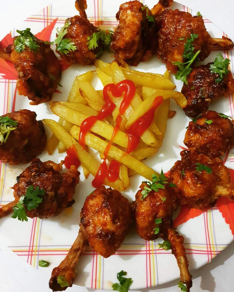 sauteatsight's tweet photo. Chicken lollipop with homemade fries..
#chickenlollipop🍗 #homemadeappetizers #fiancecooking #heknowshowtomakemesmile #mymasterchef #mumbaistylefood #homemadefries #foodporn #foodiecouple #foodgasm #teamwork #weekendstogether😘 #oursmallworld🌎❤️ #dubai #dubaibloggers #alnleen https://t.co/bOw1J5W25G