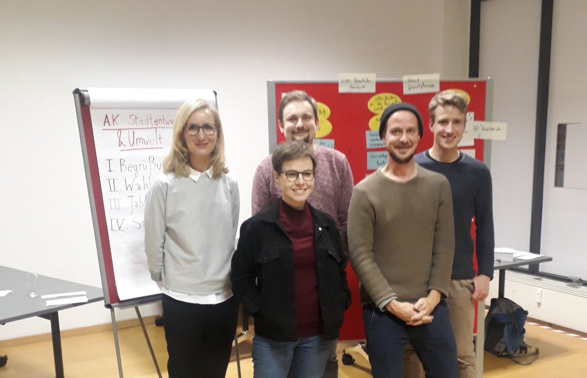 henrikfischer's tweet photo. Ich bin auch 2020 als Sprecher der @SPDLeipzig für #Stadtentwicklung  und #Umwelt gewählt worden. Mit im Team sind u.A. @rapauschi und Anja Feichtinger von der @spdfraktionle. Unsere Themen für #Leipzig:
🌍 kommunaler Klimaschutz
🚋 365 Euro Ticket
🏗 Bündnis bezahlbares Wohnen https://t.co/KWNE8hsWXf