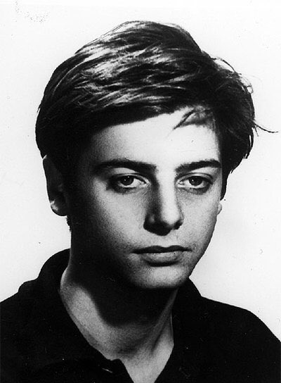 20/01/69. La Secreta de Franco tira de un 7º piso a Enrique Ruano tras 3 días de interrogatorios y torturas. Tenía 21 años y era socialista.

Cuando su padre preguntó a Fraga le dijo 'recuerda q tienes otra hija'.

Ayer hizo 51 años y hoy Fraga sigue siendo un padre de la patria.