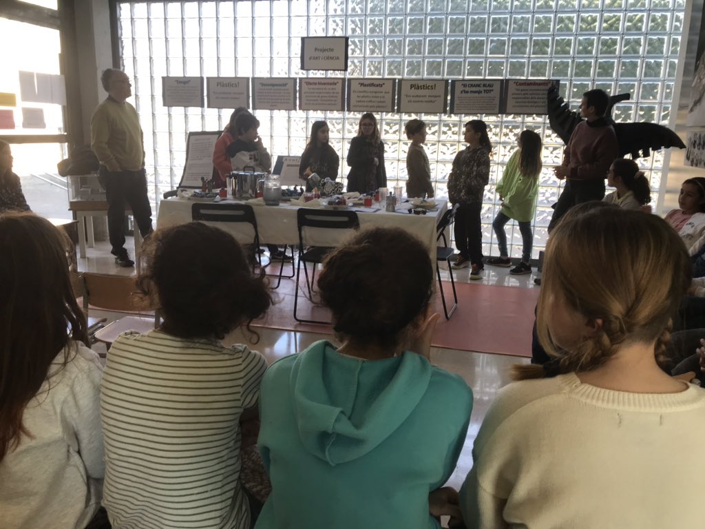 artiescola's tweet photo. Iniciem les visites guiades “Al voltant de la taula” i fem una acció pel clima. La nostra “Taula Sostenible” ens qüestiona. Avui compartim reflexions amb l’artista https://t.co/ru2pfa8cMN i amb el científic David Tàbara. @DrapArt #alumnes5è #Accions #Art #ClimaMooc_Intef https://t.co/o0e5XbThKV