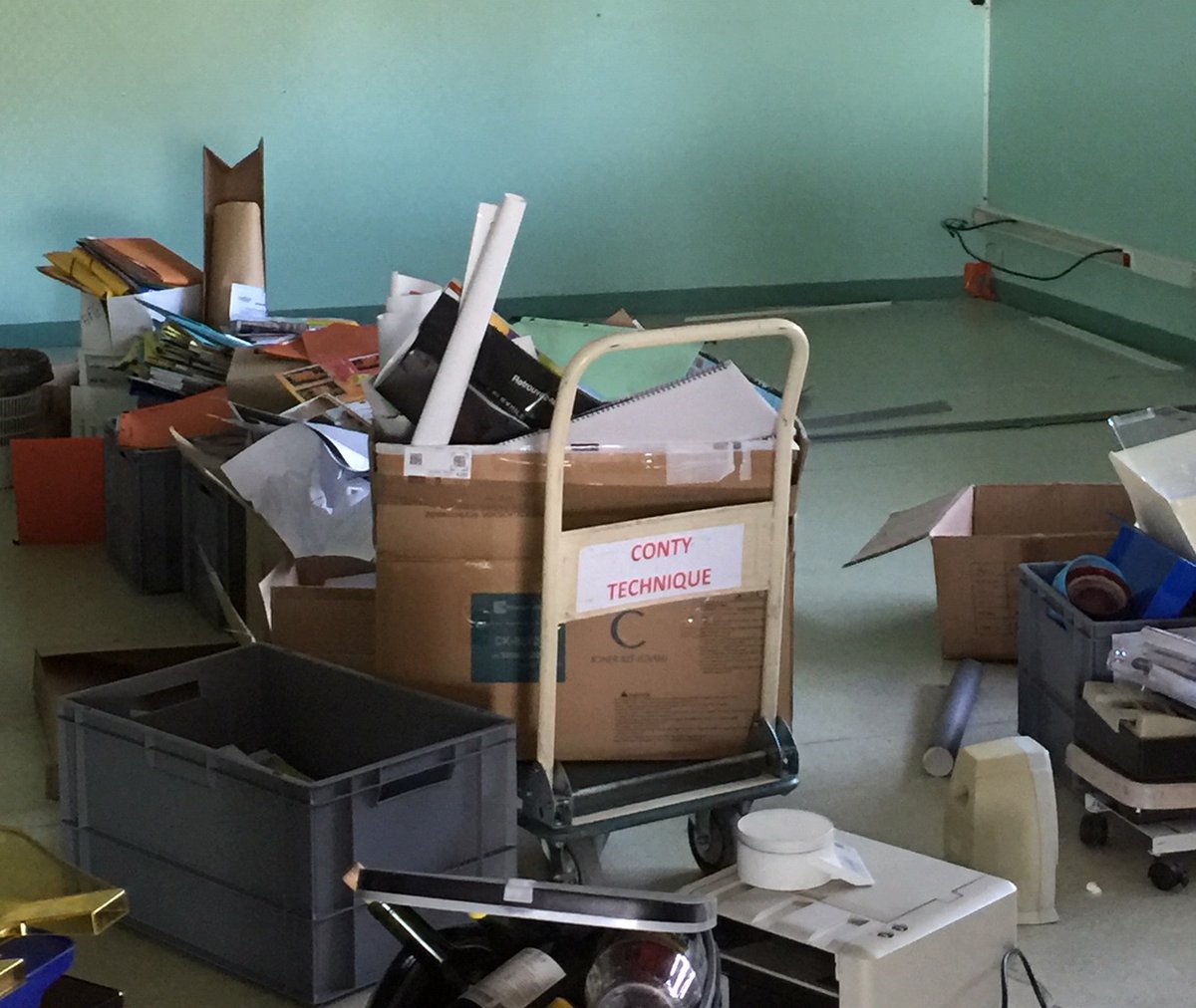 EtsConty's tweet photo. 👉 Attention Travaux 😉
L'agence de Saint Pavace va connaitre une légère rénovation cette année. Début des hostilités samedi dernier avec le déménagement des bureaux. Merci aux salariés présents👍
#EtsConty #OnEstBienCheNous #Demenagement #Travaux #relooking https://t.co/rrsmHc6dQI