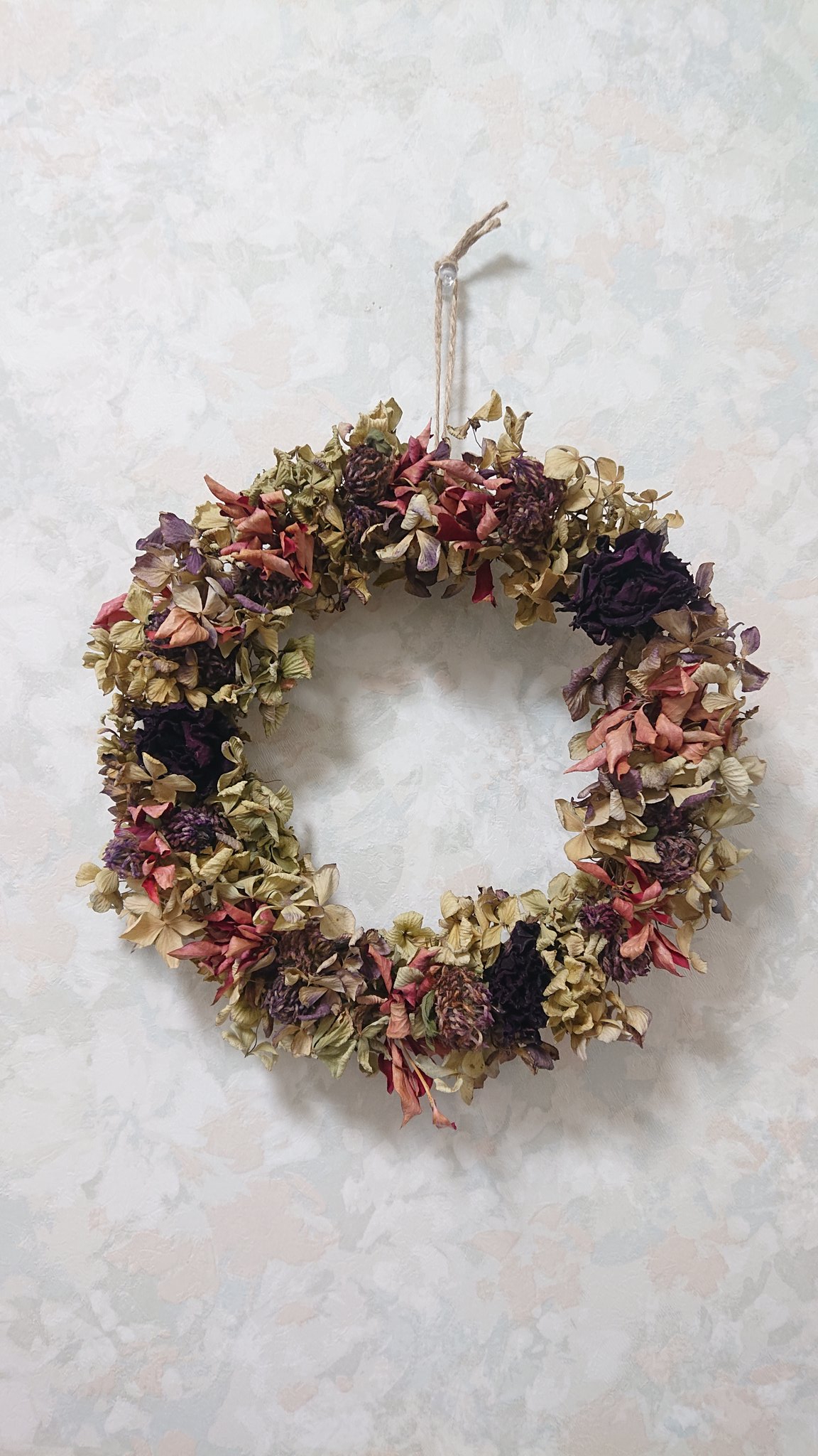 マー姉 深紅のバラは乾くと黒くなる 修正かけとけばよかったかな ドライフラワー バラ アジサイ ドウダンツツジの葉 アカツメクサ T Co Aqessdww6d Twitter