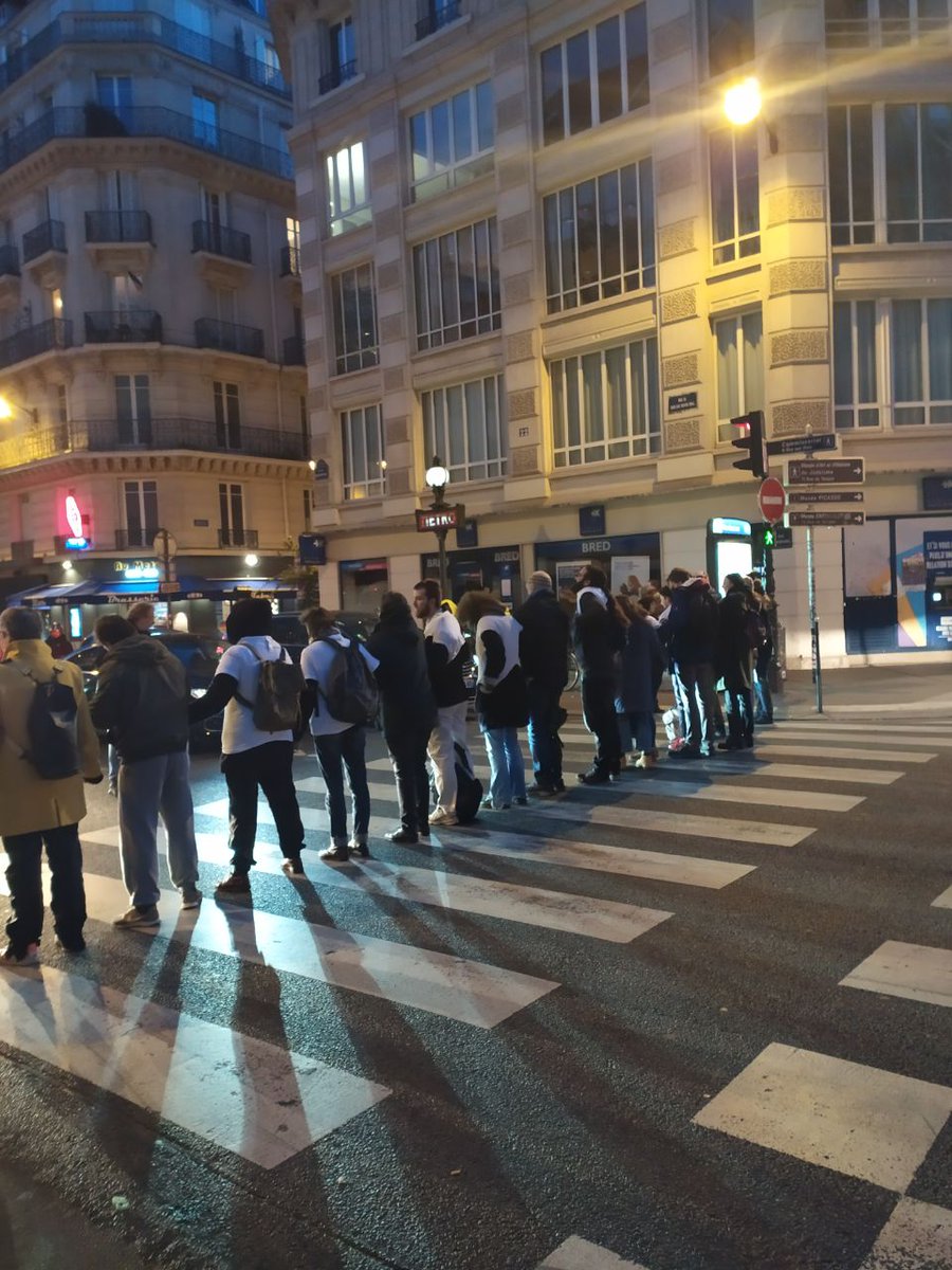 ⚡️ACTION EN COURS
Les rebelles de #ExtinctionRebellion IDF accompagnent @alternatiba75, <a href="/GP_Paris/">Greenpeace Paris</a>, <a href="/amisdelaterre/">Les Amis de la Terre FR</a>, et <a href="/respireasso/">Respire Association</a> pour créer un cordon sanitaire autour des écoles les plus polluées de notre ville !
Rejoignez nous ✊
#LaRueEstANous
#Paris
#Beaubourg
#Rebelforlife