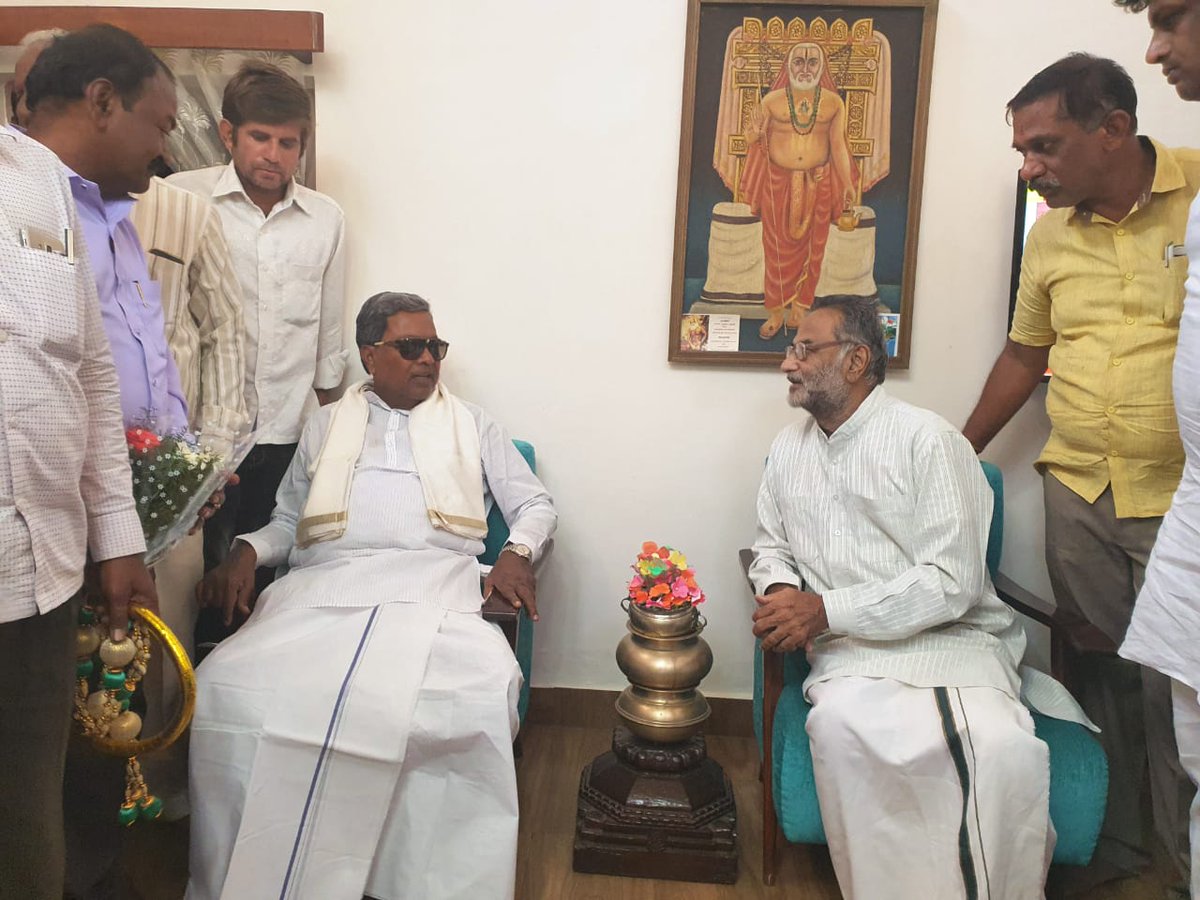 siddaramaiah's tweet photo. ಮಂಡ್ಯದಲ್ಲಿ ಮಾಜಿ ಸಚಿವ ಆತ್ಮಾನಂದ ಅವರ ಮನೆಗೆ ಭೇಟಿ ನೀಡಿ ಆರೋಗ್ಯ ವಿಚಾರಿಸಿ, ಶೀಘ್ರ ಗುಣಮುಖರಾಗುವಂತೆ ಹಾರೈಸಿದೆ. https://t.co/nawXGZKicE