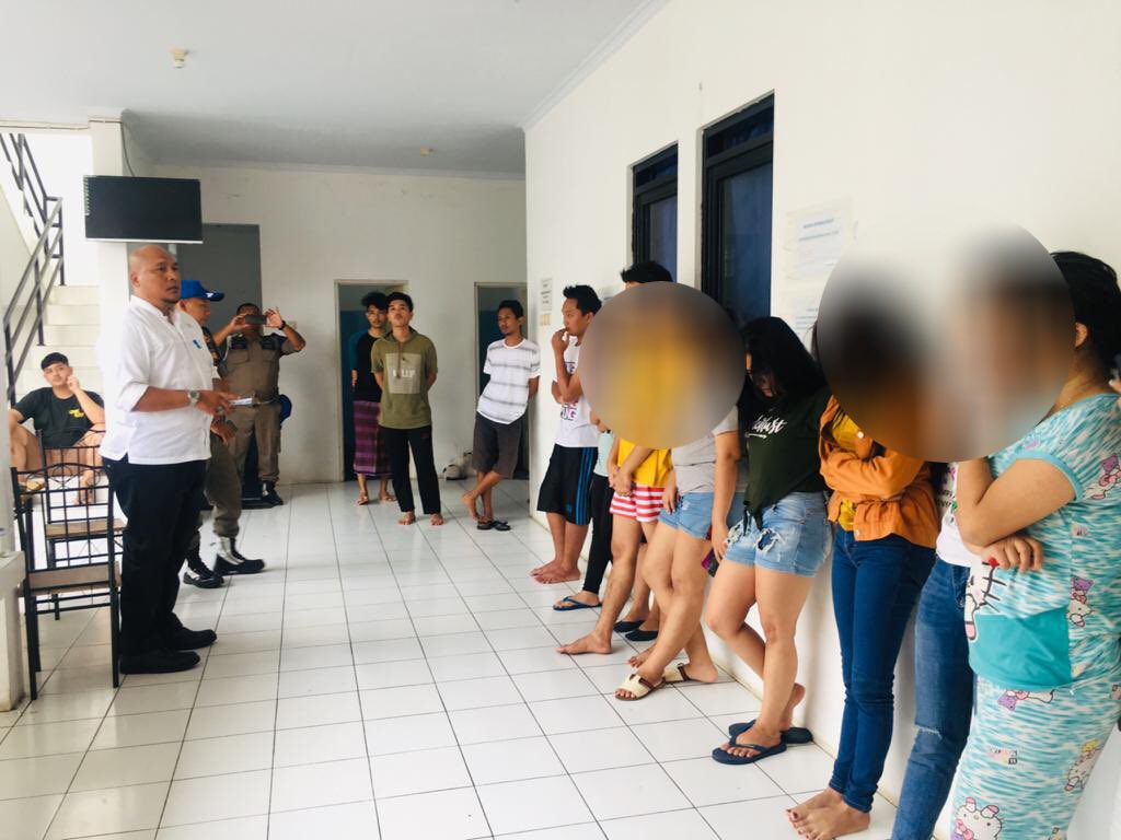 pendataan identitas kost2an di sindangkasih
sekaligus himbauan perda k3 
<a href="/ratna_anne/">anne ratna mustika</a> <a href="/DediMulyadi71/">Kang Dedi Mulyadi</a> @BKPSDM_PWK <a href="/DiskominfoPWK/">Diskominfo Purwakarta</a> <a href="/InspPwk/">INSPEKTORAT DAERAH</a>