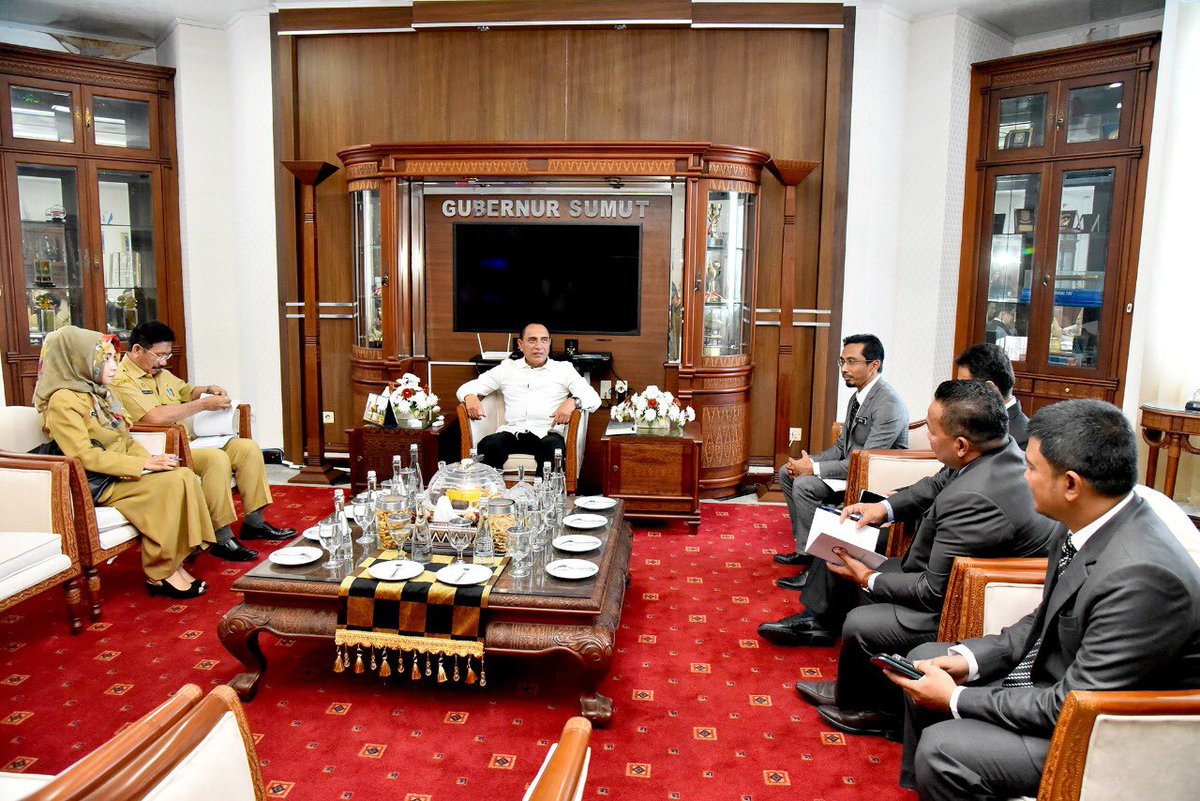 MYCGMedan's tweet photo. Konsul Jeneral Malaysia di Medan Tuan Aiyub Omar bersama rombongan membuat kunjungan hormat ke atas Gubernur Sumatera Utara Bapak Edy Rahmayadi bertempat di Pejabat Gubernur pada 21 Jan 2020. https://t.co/QY93g8RYaQ