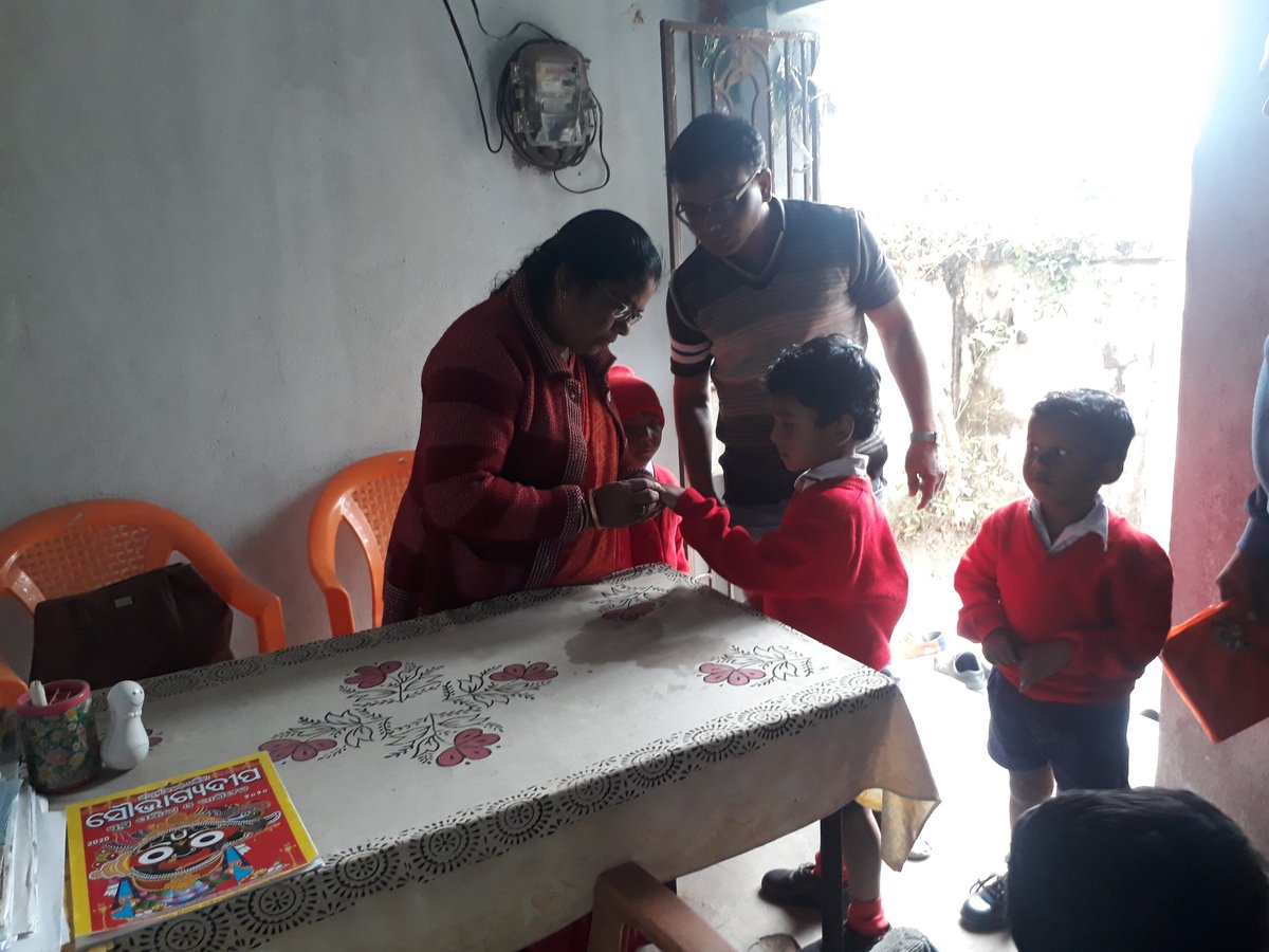 pulsepolio's tweet photo. ଘରୋଇ ସ୍କୁଲରେ ଆଙ୍ଗୁଳି ଚିହ୍ନ ଯାଞ୍ଚ
ହୁଏତ କିଏ ଦୁଇ ବୁନ୍ଦା ପୋଲିଓ ରୁ ବଞ୍ଚିତ ହୋଇ ଯାଇଥିବ କାଳେ !! https://t.co/QMQzy90hyY