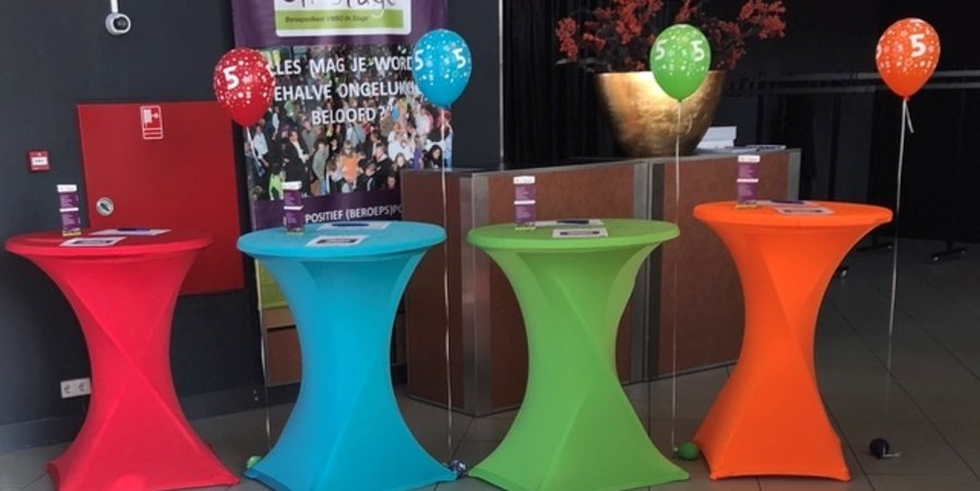 Alles mag je worden behalve ongelukkig, beloofd? Een geweldige slogan van een mooi initiatief in Hoogeveen. Is uw beroep en bedrijf al vertegenwoordigd?
Aanmelden kan nog op: hoogeveenonstage.nl 
Hoogeveen On Stage <a href="/HoogeveenOnStag/">💜HOS 💚| HoogeveenOnStage</a>